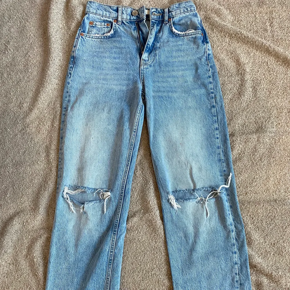 Ett par raka jeans med hål från Gina Tricot. Dessa har aldrig används passar bra i midjan men lite för långa för mig. Nästan helt nya. Priset kan diskuteras. Original priset är 499kr!. Jeans & Byxor.