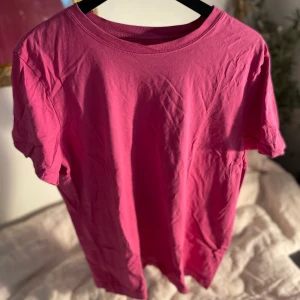  Rosa Oversize T-shirt - Köpt på Weekday men kommer tyvärr aldrig till användning längre 🤍 Står M men är mer L 