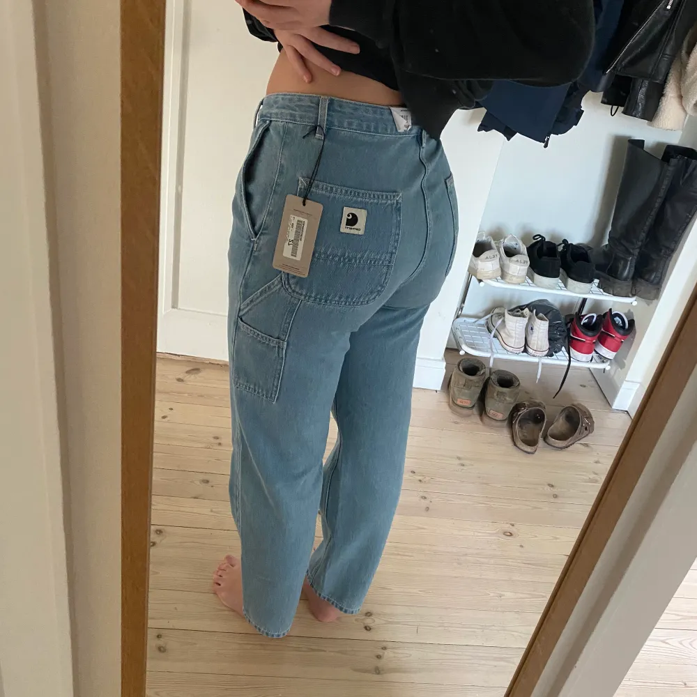 Jag sälje dessa coola byxor pga att de var väldigt krångliga att skicka tillbaka så kollar om de kan vara av intresse här 😊 är helt oanvända och med lapp kvar och köpta på en dansk hemsida.  Frakt kan tillkomma om inget annat är överenskommet ☺️. Jeans & Byxor.