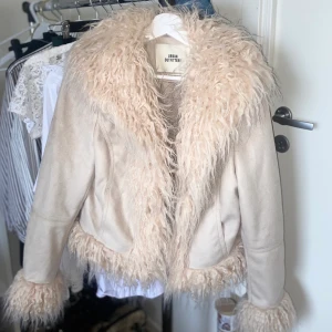 faux fur cuff&collar jacka -  sexig  jacka i beige som kommer värma dej under de kalla höstkvällen 🌬️ OBS! köparen står för frakten 