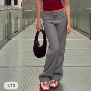 Gråa lågmidjade kostymbyxor - Gråa lågmidjade byxor💘storlek:S pris:290kr