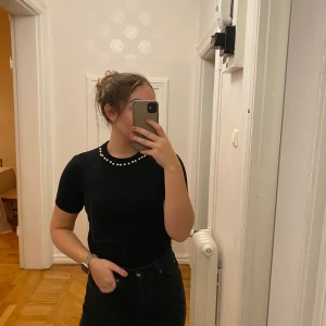 👻 Topp med pärlor 👻 - Topp från zara med pärlor. Lite kortare i modellen. Passar S/M