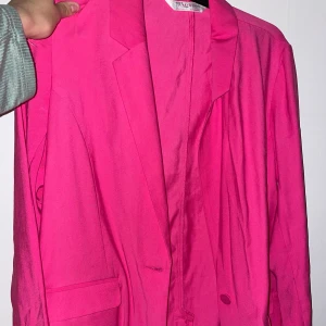 Rosa! Kavaj , kostym byxor  - Ett helt sett !! Rosa linne , kavaj, och kostym byxor!! Använda endast vid 1 tillfälle. 