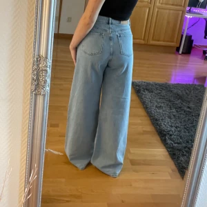Blåa vida jeans  - Helt oanvända då jag inte tycker de passar min passform + blev en storlek för stora. 💕 