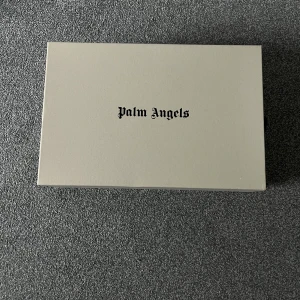 Palm angels skor - Säljer ett par feta Palm angels skor som är inköpta i somras använda fåtal gånger nypris 3800 st 44 kan passa 43 också gjort i ordning dom så skicket är som nytt kan frakta om köparen står för frakten skriv för mer frågor [priset är inte fast].