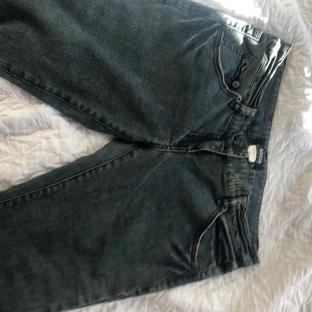 Säljer dessa as balla jeans pga att de inte passar mig🥲 köpta  på Plick och av mig testade bara en gång. De passa bra i längden men för stora i midjan (jag är 160)  tveka inte på att ställa frågor!❤️midjemått: 80cm Innerbenes längd: 72cm Yttre ben: 92cm. Jeans & Byxor.