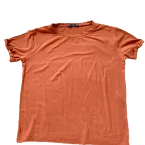 Zara T-shirt  - Mjuk och snygg Zara t-shirt, superbekväm!