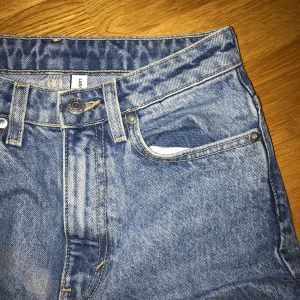 Weekday Lash jeans byxor i 25/30 - Säljer dessa Weekday byxor, älskar dem men är tyvärr i fel storlek.♥️ Aldrig använda och köptes för 500kr för cirka 2 månader sedan. Kontakta mig om det behövs flera bilder på plagget eller vid övriga frågor. Köparen står för frakt♥️ 