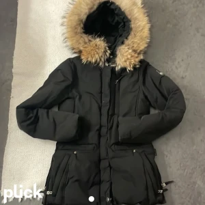 Hollister  - En hollister jacka som jag säljer för 900kr kan gå ner i pris. Storlek 36 har ett hål som ni ser på bilden ❤️