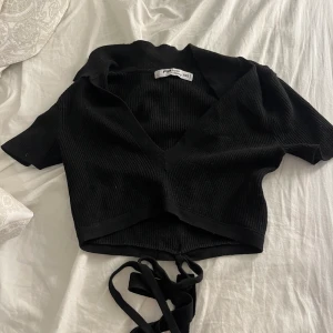 Topp - Säljer denna tröja för den är för liten vid brösten, den har snören som man kan knyta lite hur man vill jag knöt dom där framme på bilden för att lättast visa, jag vet inte om det syns på bilden men toppen är typ flis💓