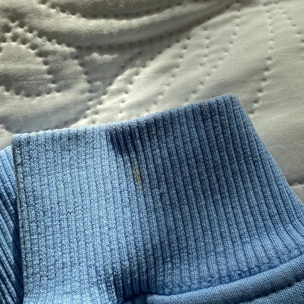 Blå sweatshirt från Lager 157. I strl XS/S. I gott skick. En liten fläck på ena mudden (se andra bilden). 30kr + frakt. Tröjor & Koftor.