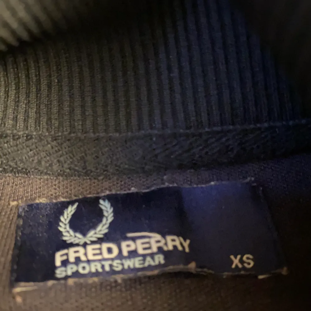 Fred Perry Trackjacket Storlek XS cond 8/10 Säljer pga för liten Möts up i sthlm annars frakt då köparen står för den . Hoodies.