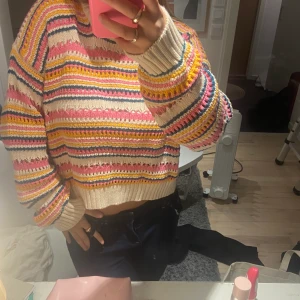 Stickad tröja Zara  - Säljer denna fina tröja från Zara bara använd några få ggr, så superfint skick! Sitter jättebra! Nypris typ 399 säljer för 200! Storlek m men passar s bra också 