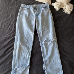 Jeans - Jeans från Bershka med slits nedtill, storlek 36🥳