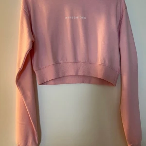Ny tröja  - Helt oanvänd tröja från Asos. Storlek XS. Priset kan diskuteras. Skickar med frimärken (39kr)  eller spårbart (75kr) Kontakta för mer info Står ej för postens slarv 