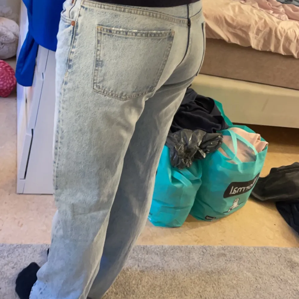 Säljer dessa ljus blåa zara jeans i storlek 40. Säljer jeansen då dom är lite för stora för mig. Byxorna är i bra skick och väldigt fräscha. Säljer dom för 300 + frakt men pris kan diskuteras💗💗. Jeans & Byxor.