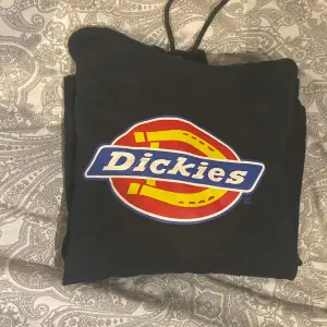 En fin dickies hoodie i storlek L (herr)  Den är stor och skön, väldigt fint skick då jag inte använt den mycket alls. 350kr och då ingår frakt i priset.