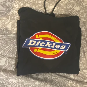 Dickies hoodie - En fin dickies hoodie i storlek L (herr)  Den är stor och skön, väldigt fint skick då jag inte använt den mycket alls. 350kr och då ingår frakt i priset.