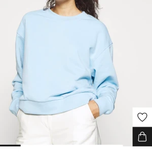 Sweatshirt - Jag säljer nu min blå sweatshirt från weekday som inte kommer till användning längre. Använd fåtal gånger. Nypris: 250kr