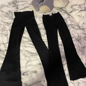 2 byxor  - 2 bar utsvänga byxor,kom privat för mer bilder!Väldigt sköna,jag är 162 och dem perfekt i längden,150 för båda🥰