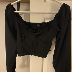 Topp - En jättefin topp ifrån bubbelroom som är andvänd max 2gånger,är i jättebra skick❤️‍🔥
