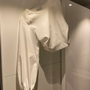 One shoulder topp 💖 - Zara topp köpt för 399kr säljer för 100kr 
