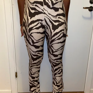 Zebra mönstrande byxor - Jättesköna byxor storlek 40 sitter bra på både storlek 40 och 38. Dom är i gott skick, köpte dom i somras men är alldeles för stora nu.