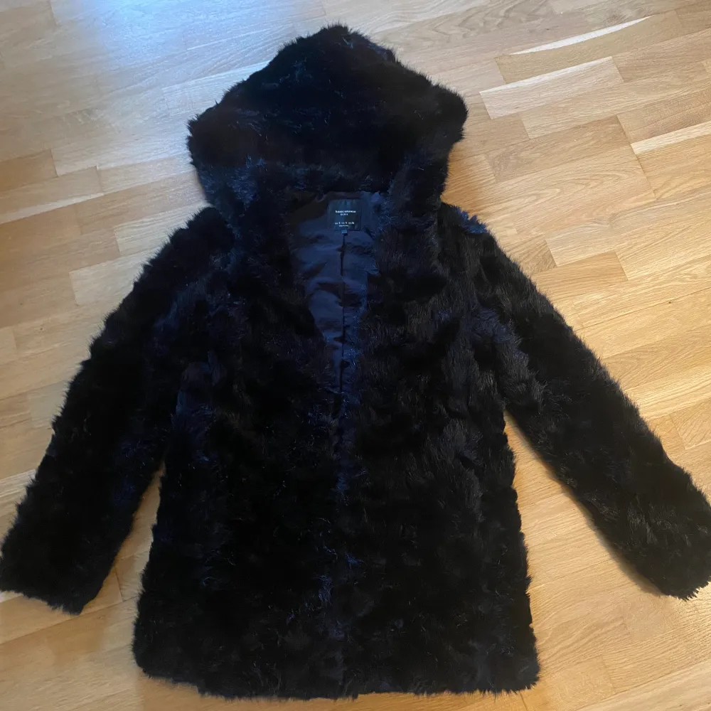 Svart pälsjacka från Zara, Stl S.. Takit.