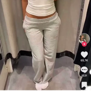 Lågmidjade mjukisbyxor - Säljer dessa jätte sköna och skit snygga mjukisbyxor från bikbok💗