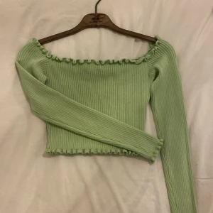 Grön magtröja - Liten i storlek för att vara en M, normal längd i ärmarna väldigt strechig 
