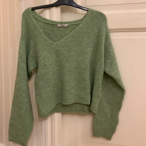V-ringad stickad tröja - Säljer min jättefina tröja ifrån NAKD eftersom jag tyvärr aldrig använt den. Jättegosig nu på hösten och vintern💕Skriv om ni har frågor eller vill ha fler bilder!