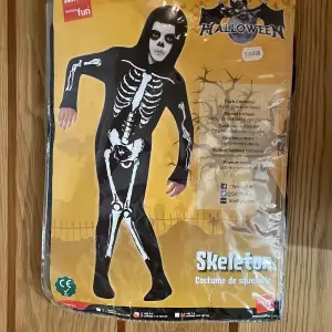 Halloween skeleton all im one with hoody passar 4-6 åring