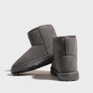 Nly by Nelly boots - Säljer dessa helt nya skor från Nelly i storlek 37 då de var för stora. Helt oanvända, endast testade (inomhus). Ordinarie pris är 329kr, säljer för 250kr. Färgen ser brunare ut i ljuset som bilden är tagen i, färgen är grå.