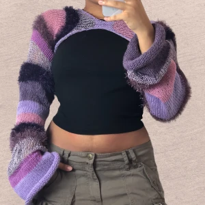 Stickad shrug - Handgjorda stickad shrug. Gjorda på återvunnet garn och därför en ’one of a kind’  Snygga till hösten 🍂  Storlek S 34-38  Frakt 57kr