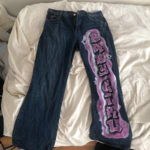 ett par lowrise jeans strl W32 från Jaded London med graffiti text på ena sidan av benet! använda max 3ggr 🙏 