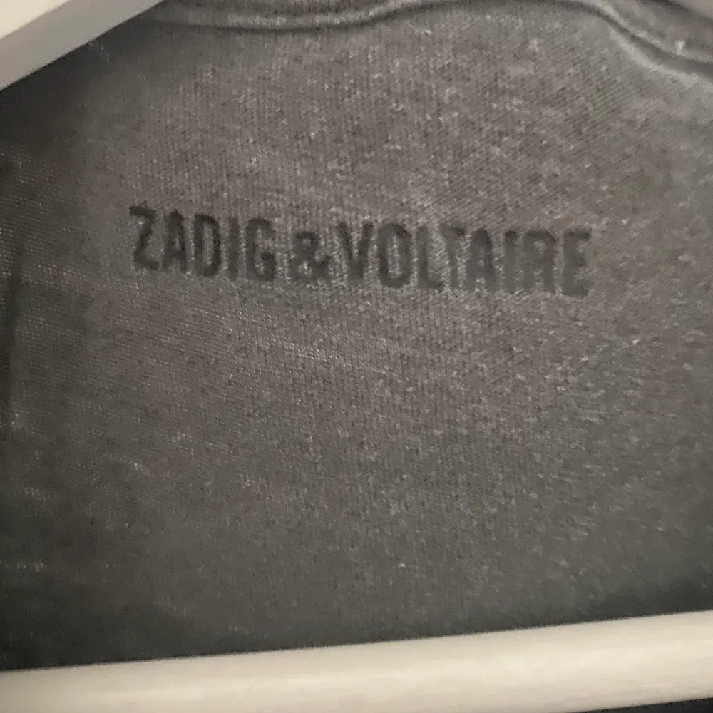 Säljer denna fina Zadig&voltaire T-shirt. Den är i bra skick och köpt för nästan 1 år sedan. Skulle säga att den passet s-m beroende på hur man vill att den ska sitta. . T-shirts.