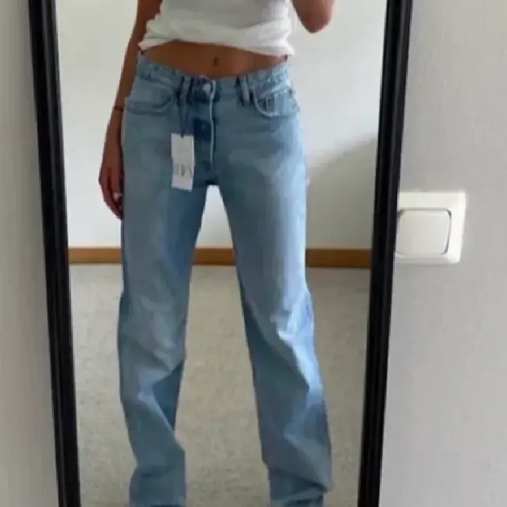 Säljer dessa populära zara jeans i storlek 36. Dom är het nya och prislappen sitter kvar. . Jeans & Byxor.