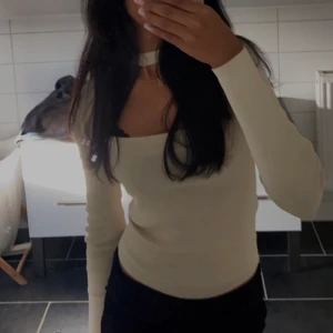 Tröja från zara  - Säljer min favorit tröja från zara pga att jag har blivit tröttnat på den. jag postar inte spårbar. Det blir 300kr inklusive frakt ❤️