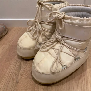 Beiga korta moon boots - Använde dessa moon boots förra vintern. Köpta för 1400 och säljes för 500 då de är välanvända och lite slitna. Storlek 39/41 och passade mig som har 38/39. Lite smutsiga och repiga men inget man tänker på. 