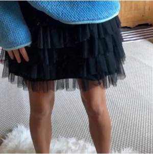Säljer denna populära zara kjolen som har varit slutsåld ett långt tag nu. Fint att ha nu till vintern.💘