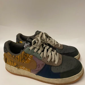 Air force 1 cactus Jack  - Air force 1 cactus Jack  - 44,5  - skick 6/10 ( hål vid hälarna på både skorna )  - pris 2100kr exklusive frakt 🚚  - allt orginal finns.   Kontakta innan köp, även vid fler bilder eller ytterligare frågor!   Mvh PlugYstad 