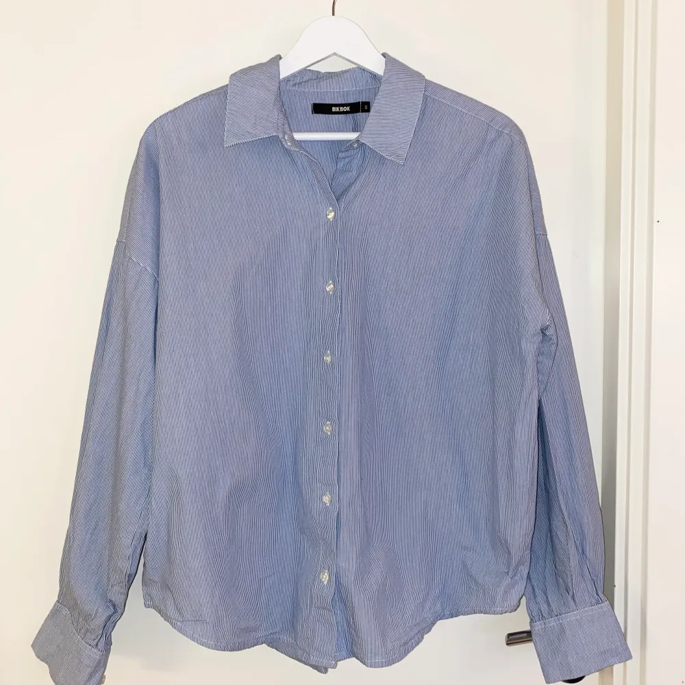 Blå/vit randig skjorta från Bikbok, storlek Small. Använd fåtal gånger💙. Skjortor.