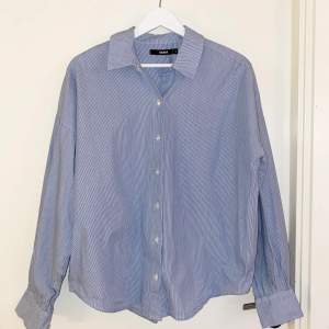 Blå/vit randig skjorta från Bikbok, storlek Small. Använd fåtal gånger💙