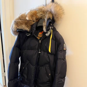 Parajumper  - Köpte jackan för 3 år sen använt den mellan 6-8 gånger, jättebra skick ser ut och vara helt ny och är jättevarm. Jackan är en blandning mellan svart/blå. Säljer direkt för 6000 men priset kan diskuteras. Köparen står för frakten.