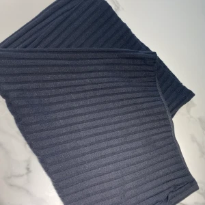 Svart ribbad kjol  - Säljer denna svarta ribbade kjol. Fin på. Storlek Xs för 250kr