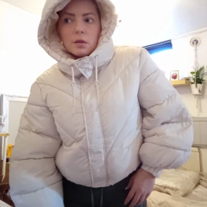 Snyggaste pufferjackan  - Helt ny aldrig använd. Råkade köpa två st för något år sedan💖 Storlek medium. Normal i storleken 🌟✨