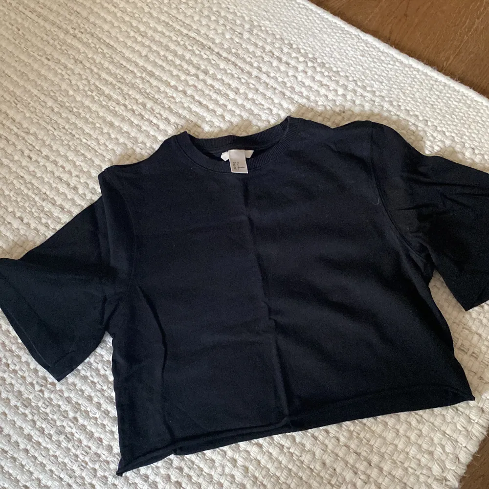 Tshirt i lite tjockare material som är croped med rå kant nedtill, passar en S. T-shirts.