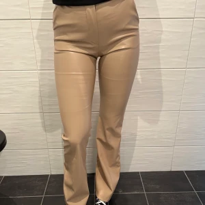 Läderbyxor  - De populära läderbyxorna från Madlady! Byxorna är knappt använd och i bra skick. Storlek xs men eftersom de är stretchiga så passar de både xs-s. Frakt är inte inkluderat i priset och betalning sker via Swish. 