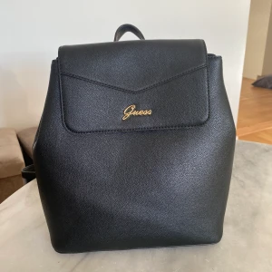 Guess ryggsäck / backpack - Aldrig använd.  I nyskick Inga defekter 
