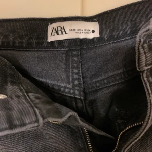 Byxor Zara - Nyköpta byxor från Zara. Köpt för 400. Använt en gång. Storlek 36. Säljer på grund av att de är för lång för mig. Annars i jättebra skick. Kom privat för fler bilder.